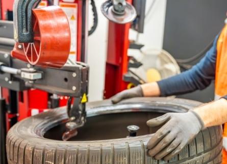 Otomatik ve Yarı Otomatik Lastik Sökme Makinesi Farkları